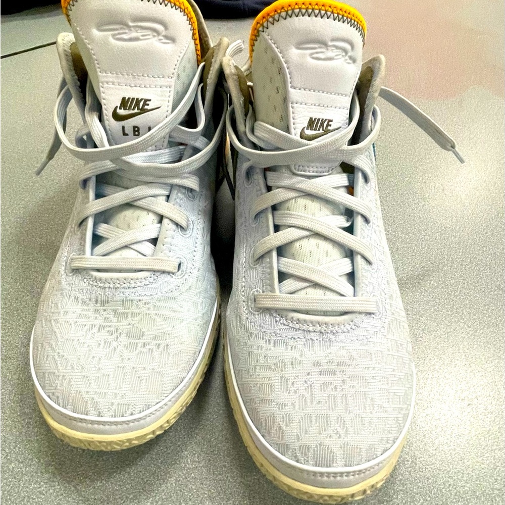 Basketball shoes